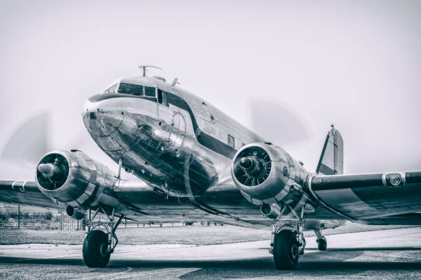 винтажный самолет douglas dc-3 готов к взлетам - small airplane air vehicle propeller стоковые фото и изображения