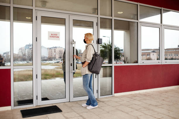 entrada al banco de sangre - hospital entrada fotografías e imágenes de stock