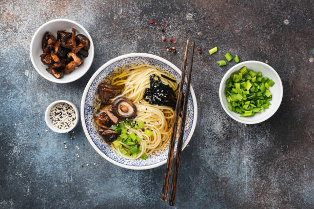 椎茸とネギのラーメン - edible mushroom shiitake mushroom fungus chinese cuisine ストックフォトと画像