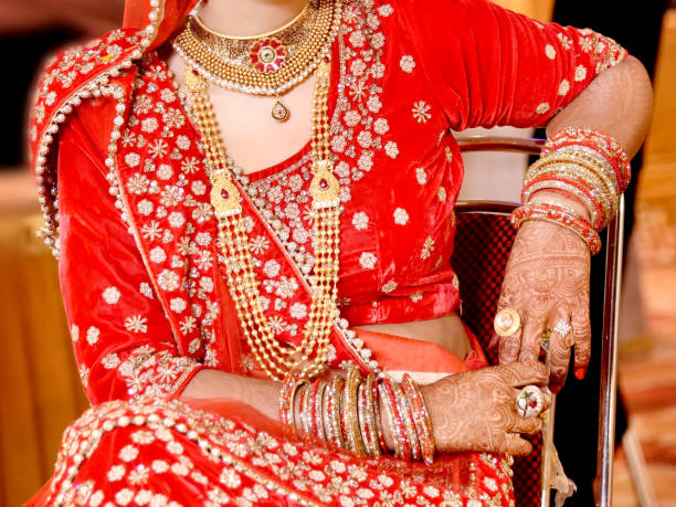 pakistanische indische braut zeigt ihre hochzeit gold halskette in hochzeit - blusen stock-fotos und bilder