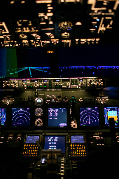 widok z kokpitu na pas startowy - cockpit pilot night airplane zdjęcia i obrazy z banku zdjęć