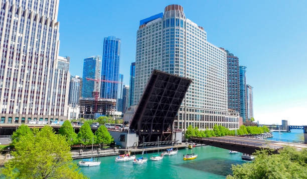 시카고 강에 제기 된 다리 - chicago illinois chicago river bridge 뉴스 사진 이미지