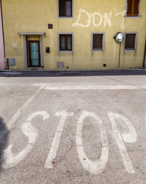 ne vous arrêtez pas, dit la route - stop mot anglais photos et images de collection