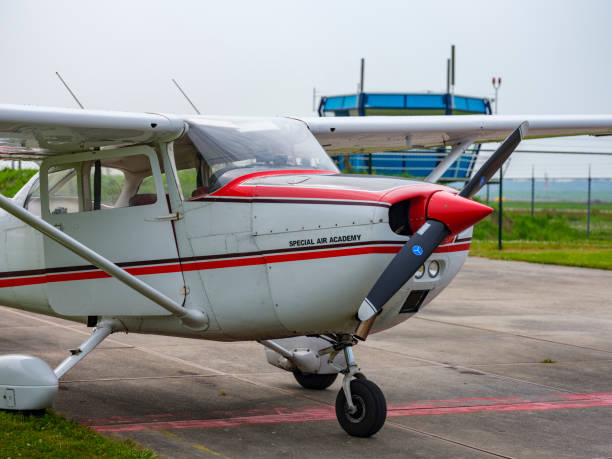 самолет cessna припаркован на асфальте аэродрома - small airport cessna airplane стоковые фото и изображения