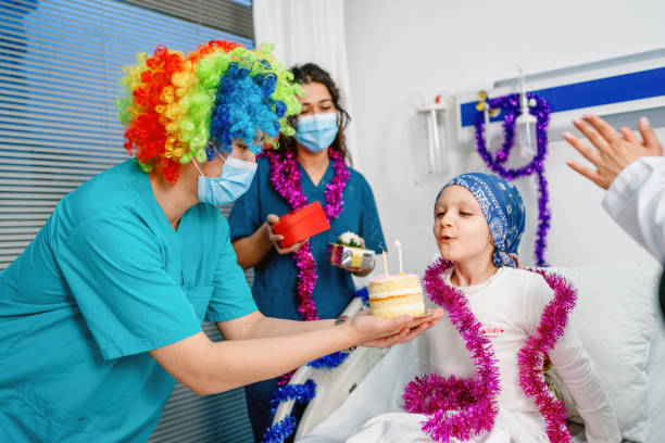 sorpresa di compleanno per la bambina in camera d'ospedale - birthday present family facial expression birthday foto e immagini stock