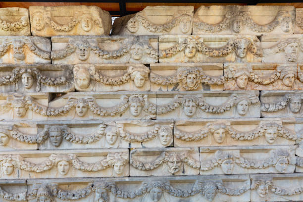 portico von tiberius fries mit masken und girlanden, aphrodisias, türkei - mugla province stock-fotos und bilder