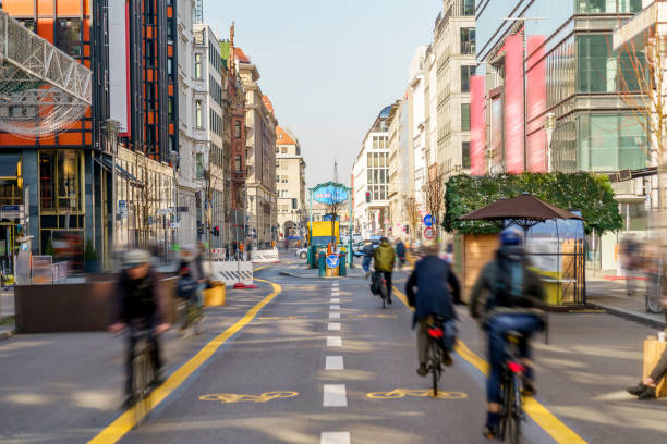 deslocamento para o trabalho em uma ciclovia pop-up no centro da cidade - cycling bicycle healthy lifestyle green - fotografias e filmes do acervo