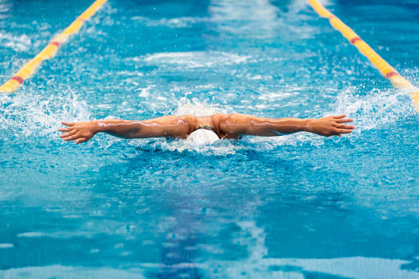 나비 수영 기술을 가진 젊은 운동 남자 - 평영 뉴스 사진 이미지