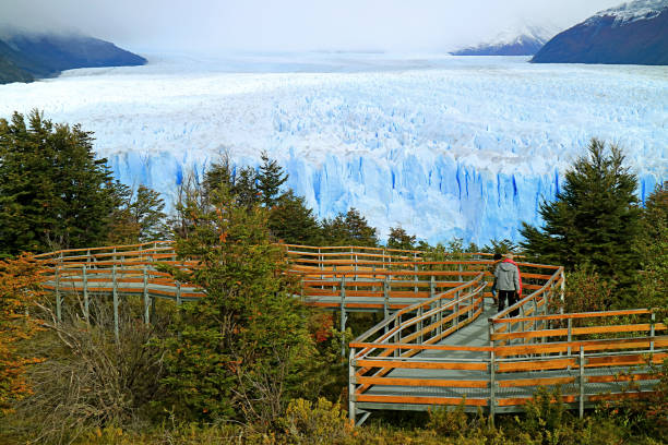 fantástica vista panorámica del glaciar perito moreno con algunos visitantes en la terraza mirador, parque nacional los glaciares, el calafate, patagonia, argentina - patagonia el calafate horizontal argentina fotografías e imágenes de stock