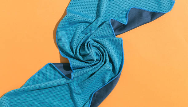 serviette bleue de sport de polyester - polyester photos et images de collection
