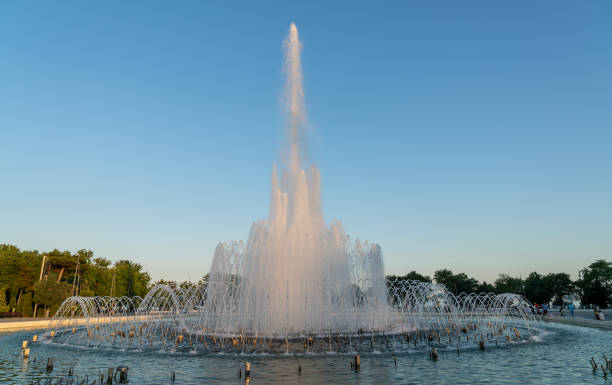 Fountain in Baku National Seaside Park in front of the parliament building in the evening, Azerbaijan Baku, Azerbaijan - July 2019: Fountain in Baku National Seaside Park in front of the parliament building in the evening baku national park stock pictures, royalty-free photos & images