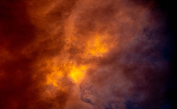 cielo dramático con nubes rojas al atardecer - la biblia apocalipsis fotografías e imágenes de stock