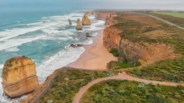 gibson steps, zwölf apostel. luftaufnahme der wunderschönen australischen küste - australian culture landscape great ocean road beach stock-fotos und bilder