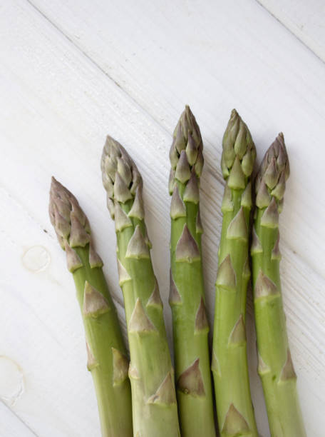 Green Asparagus Vegetable on white wood background - fotografia de stock
