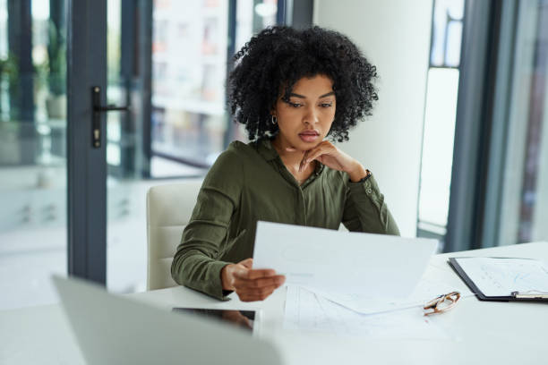 o melhor triturador de números do ramo - women business serious businesswoman - fotografias e filmes do acervo