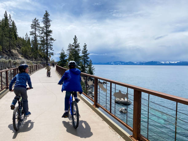 belle balade à vélo autour du lac tahoe, nevada - ten speed bicycle photos et images de collection