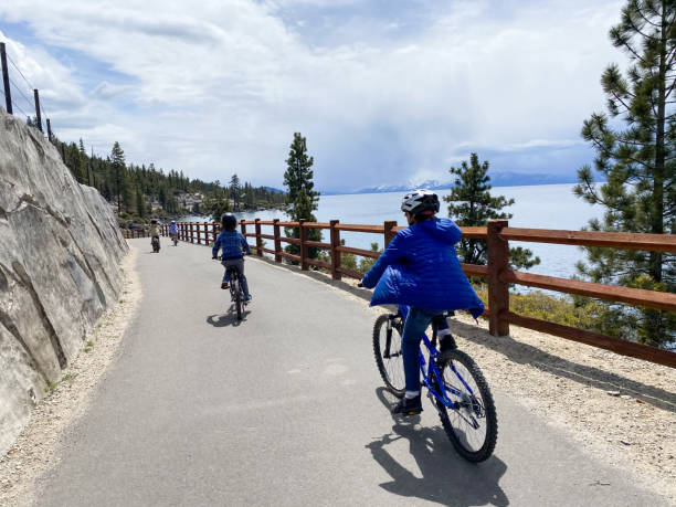 belo passeio de bicicleta ao redor de lake tahoe, nevada - ten speed bicycle - fotografias e filmes do acervo