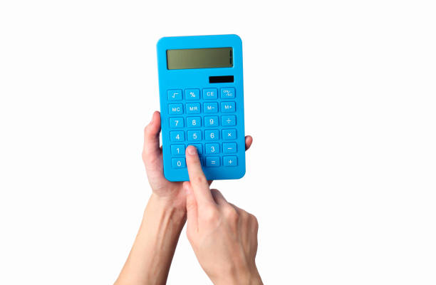 手は白い背景に孤立した青い電卓を保持します。 - 電卓 ストックフォトと画像