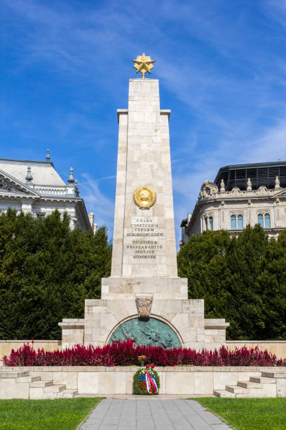 el monumento a la guerra del ejército rojo soviético en la plaza de la libertad en budapest, hungría. - liberation monument budapest hungary monument fotografías e imágenes de stock