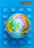 globus-auf-der-tastatur-eines-blauen-taschenrechners-nahaufnahme.jpg?b=1&s=170x170&k=20&c=ghmRNPilYDv0nXSY5vmX0f4OOL-ZlLhiVtdToV2tEM4=