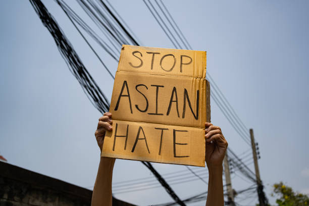 아시아 증오 표지판을 들고 있는 남자 - fury 뉴스 사진 이미지
