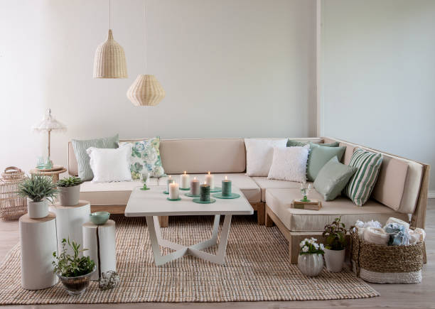 sala de estar interior casa moderna com parede branca e mesa de sofá - almofada artigo de decoração - fotografias e filmes do acervo
