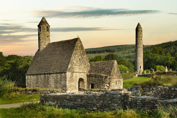 アイルランドのウィックロー州グレンダローにある隠者の司祭セント・ケビンによって6世紀に設立された初期の中世の修道院の入植地。写真は早朝に撮影された。 - grave cemetery celtic culture tombstone ストックフォトと画像