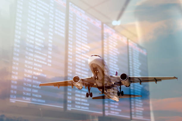 экраны информации о самолете и полетах двойной экспозиции концепции - arrival departure board airport travel business travel стоковые фото и изображения