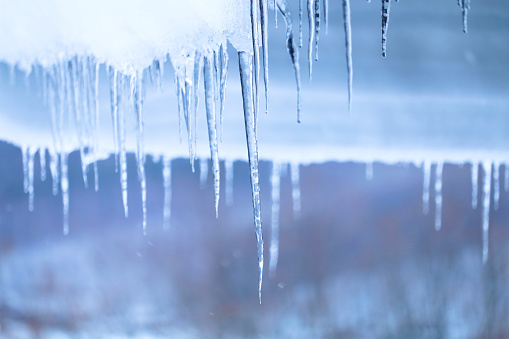 icicle‐hung eaves