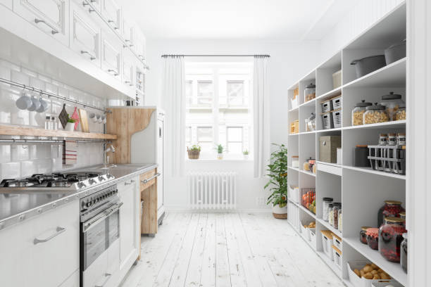 moderno interior de cocina con armarios blancos y artículos de despensa organizados, alimentos básicos no perecederos, alimentos conservados, alimentación saludable, frutas y verduras en el compartimento de almacenamiento. - arrangement fotografías e imágenes de stock