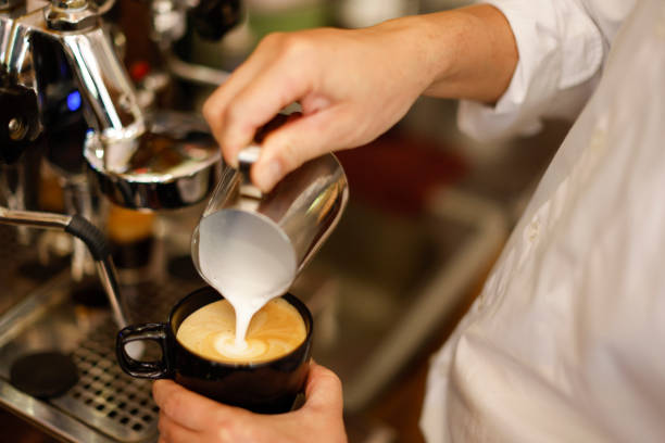 barista a mano che fa cappuccino caffè - pouring coffee human hand cup foto e immagini stock