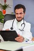 arzt-arbeitet-an-digitalen-tablets.jpg?b=1&s=170x170&k=20&c=XA606V8KCPaHO1Tyd5LVXYmOFm1vMWzqDrG2rUQ6W8o=