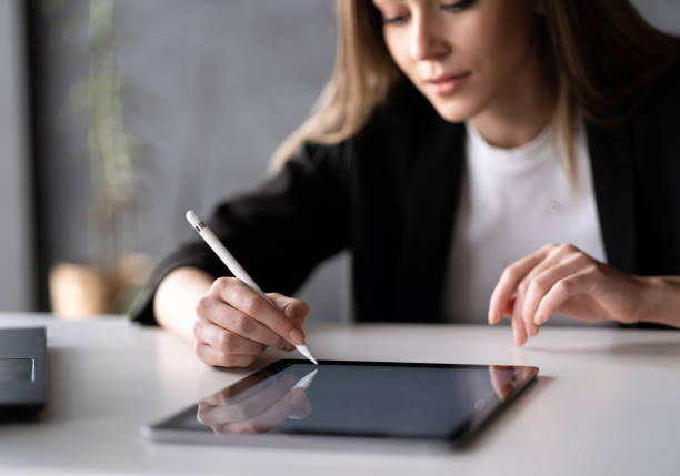 geschäftsfrau unterzeichnet rechtliches dokument auf dem digitalen tablet im büro - computerstift stock-fotos und bilder