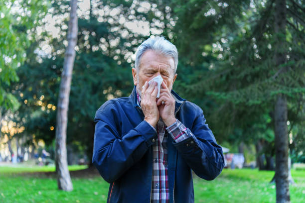 el hombre mayor enfermo contrapó un virus de la gripe y una alta temperatura. - grave nature usa city life fotografías e imágenes de stock