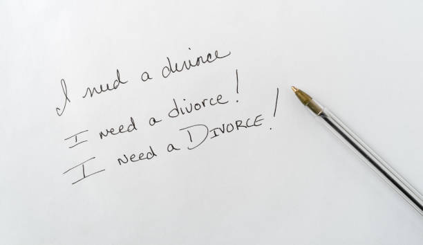 istock I need a divorce note with a pen to the side top view. 1307900325