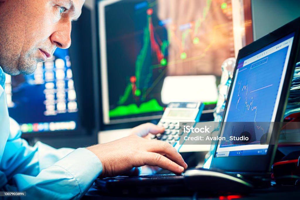 Börsenmakler analysiert die Finanzdaten - Lizenzfrei Börsenmakler Stock-Foto