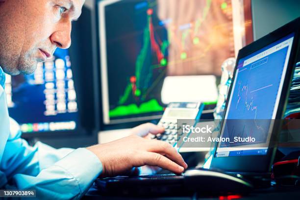 Börsenmakler Analysiert Die Finanzdaten Stockfoto und mehr Bilder von Börsenmakler - Börsenmakler, Verlust, Finanzen