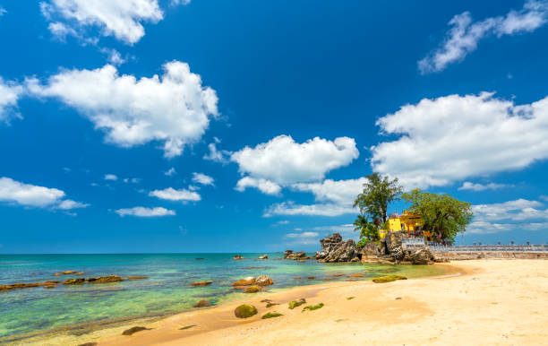 playa soleada en la isla perla de phu quoc, vietnam - pacific ocean tourist resort day reflection fotografías e imágenes de stock
