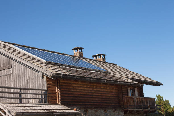 太陽光発電パネル付きの避難所からの農村風景 - solar panel alternative energy chalet european alps ストックフォトと画像