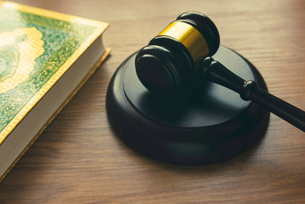 sharia or islamic law concept with gavel and quran on wooden background. - sharia imagens e fotografias de stock