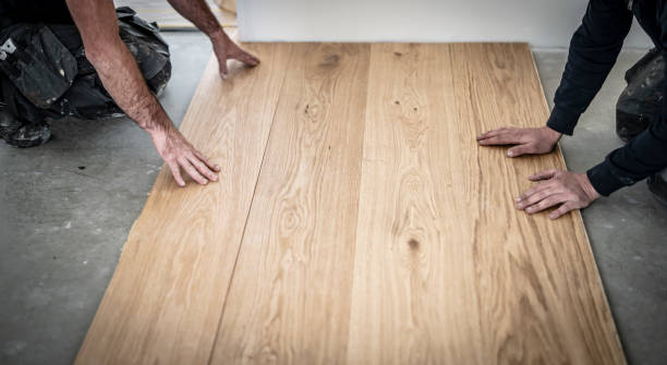 posa parquet - hardwood floor installing floor wood foto e immagini stock