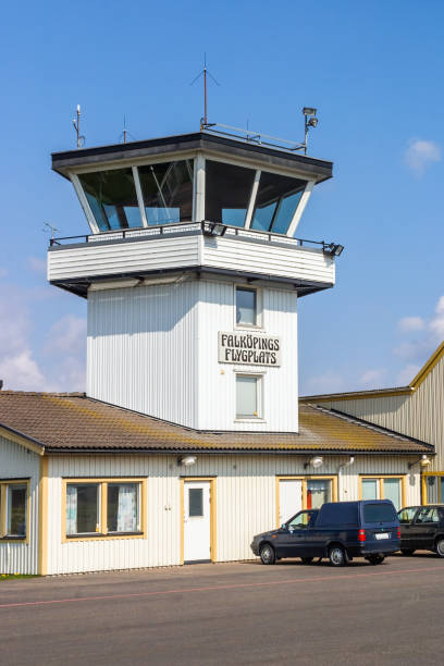 tour de contrôle dans un petit aéroport en suède - airport window outdoors airfield photos et images de collection