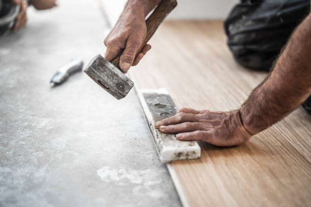 Parquet flooring at work A parquet layer beats the parquet floorboards with a hammer and hammer parquet floor stock pictures, royalty-free photos & images