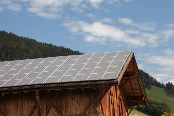 太陽光発電パネル付き高山納屋の農村風景 - solar panel alternative energy chalet european alps ストックフォトと画像