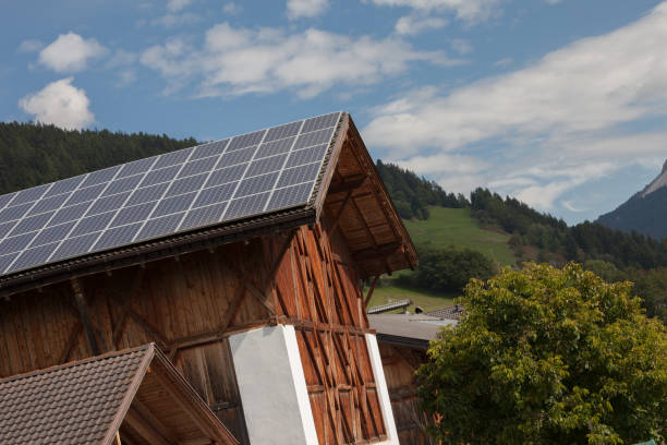 太陽光発電パネル付き高山納屋の農村風景 - solar panel alternative energy chalet european alps ストックフォトと画像