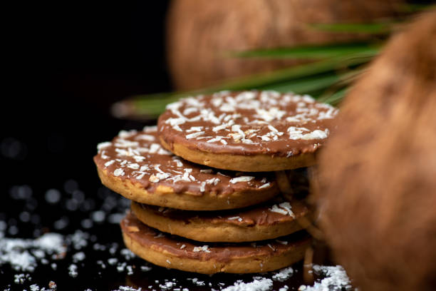 biscotti di cocco con cocco essiccato aperto e foglie di palma - powdered coconut foto e immagini stock