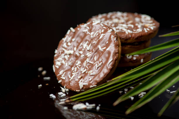 biscotti di cocco con cocco essiccato aperto e foglie di palma - powdered coconut foto e immagini stock