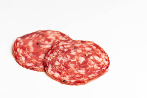 pfefferoni- oder salamiindustrie verarbeitetes fleisch - salami pepperoni cold cuts portion stock-fotos und bilder