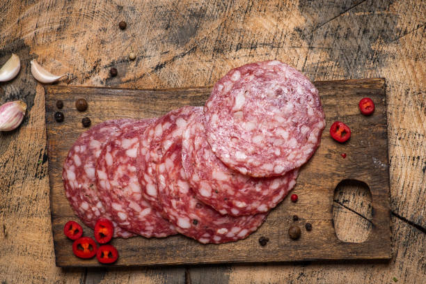 pfefferoni- oder salamiindustrie verarbeitetes fleisch - salami pepperoni cold cuts portion stock-fotos und bilder