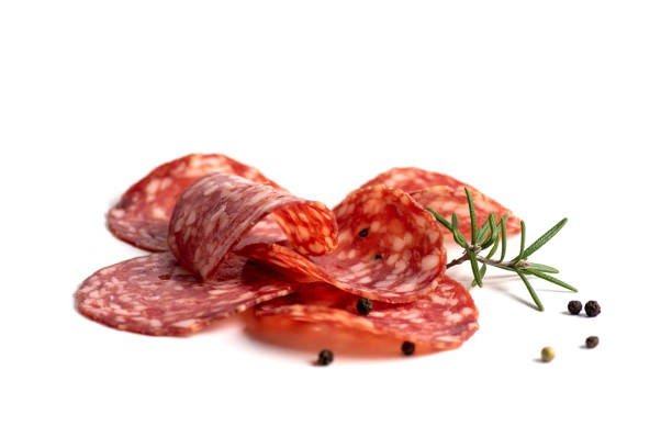 pfefferoni- oder salamiindustrie verarbeitetes fleisch - salami pepperoni cold cuts portion stock-fotos und bilder